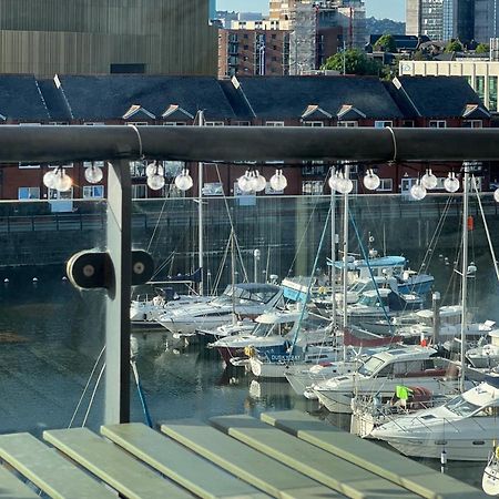 Elegant And Bright Seaside Apt In Swansea Marina Exteriör bild