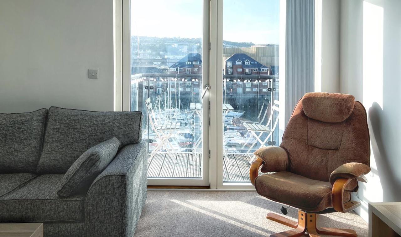 Elegant And Bright Seaside Apt In Swansea Marina Exteriör bild