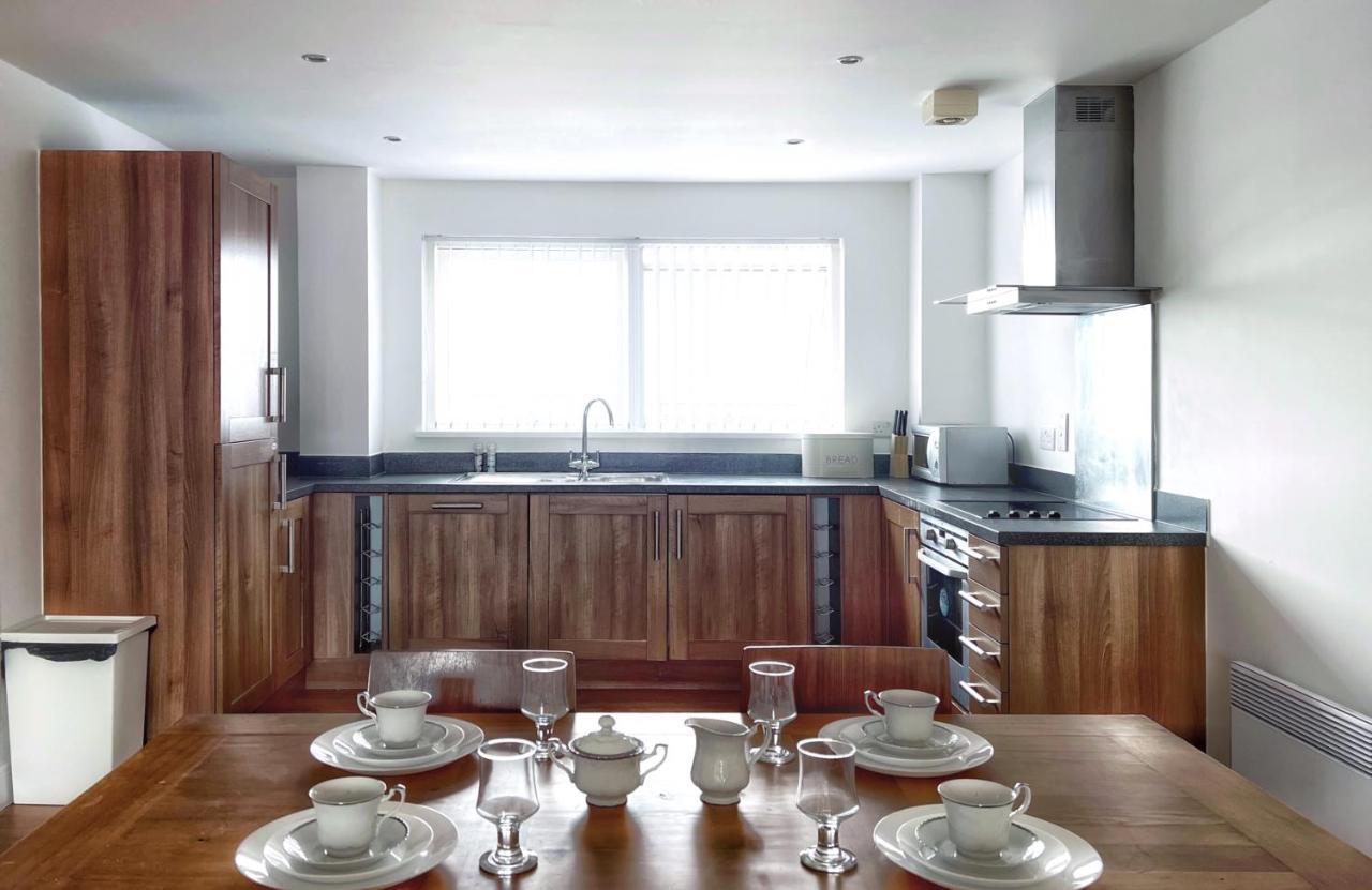 Elegant And Bright Seaside Apt In Swansea Marina Exteriör bild
