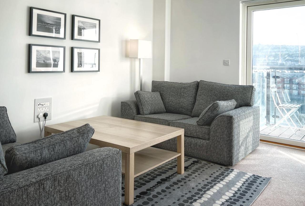 Elegant And Bright Seaside Apt In Swansea Marina Exteriör bild