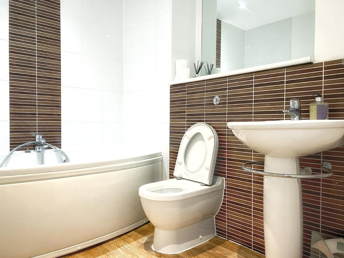 Elegant And Bright Seaside Apt In Swansea Marina Exteriör bild
